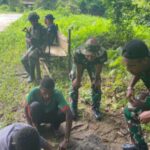 Peduli lingkungan,satgas yonif 762/vys dan warga kampung persiapan rober bersihkan lapangan futsal