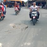 JALAN DI ATAS JEMBATAN KUKUN BERLUBANG, SANGAT MEMBAHAYAKAN PENGENDARA,UNIT UPT PEMELIHARAAN KEMANA?