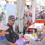 Kapolres Metro Tangerang Kota Sapa Warga Masyarakat Saat Pemeriksaan Kesehatan Gratis di Pasar Lama Tangerang