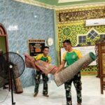 Kebersamaan Satgas Pamtas Yonarmed 11 Kostrad dan warga Wujudkan Kebersihan Tempat Ibadah di Perbatasan