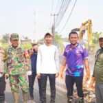 Pemdes Rajeg Mulya Gelar Jum'at Resik Bersihkan Sampah Disekitar Jalan Rajeg Mulya
