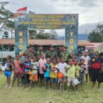 Berbagi Kasih Satgas Yonif 521/DY Bagikan Pakaian Layak Pakai Kepada Anak - Anak Dan Warga Masyarakat Distrik Bolakme