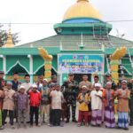 Berbagai Kasih Dirgahayu Ke-70 Tahun Yonif 521/DY Letkol Inf Rahadiyan Surya Murdata S.E.M.I.P Dansatgas Yonif 521/DY Beri Santunan ke Pesantren Al-Istiqomah Walesi