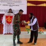 Bersatu Dalam Do'a Satgas Yonif 521/DY Melaksanakan Ibadah KKR Bersama dan  Bagikan Alkitab di gereja Kemah Injil (GKI) di Distrik Bolakme