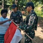 Sambut HUT RI Ke- 80, Satgas Yonif 763/SBA Bagikan Bendera Merah Putih di Wilayah Warga Binaan