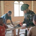 Gotong Royong Satgas Yonif 521/DY Pos Kurima  Bersama Masyarakat Kampung Seima Membangun Gereja