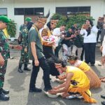 Disambut Prosesi Adat Injak Piring,Pangdam Kasuari dan Ketua Persit  KCK  Daerah XVIII/Kasuari  Resmi  Kejalan  Kaki  di Bumi kasuari