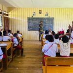 Menuntut Ilmu di Pedalaman Satgas Yonif 521/DY di Distrik Eragayam