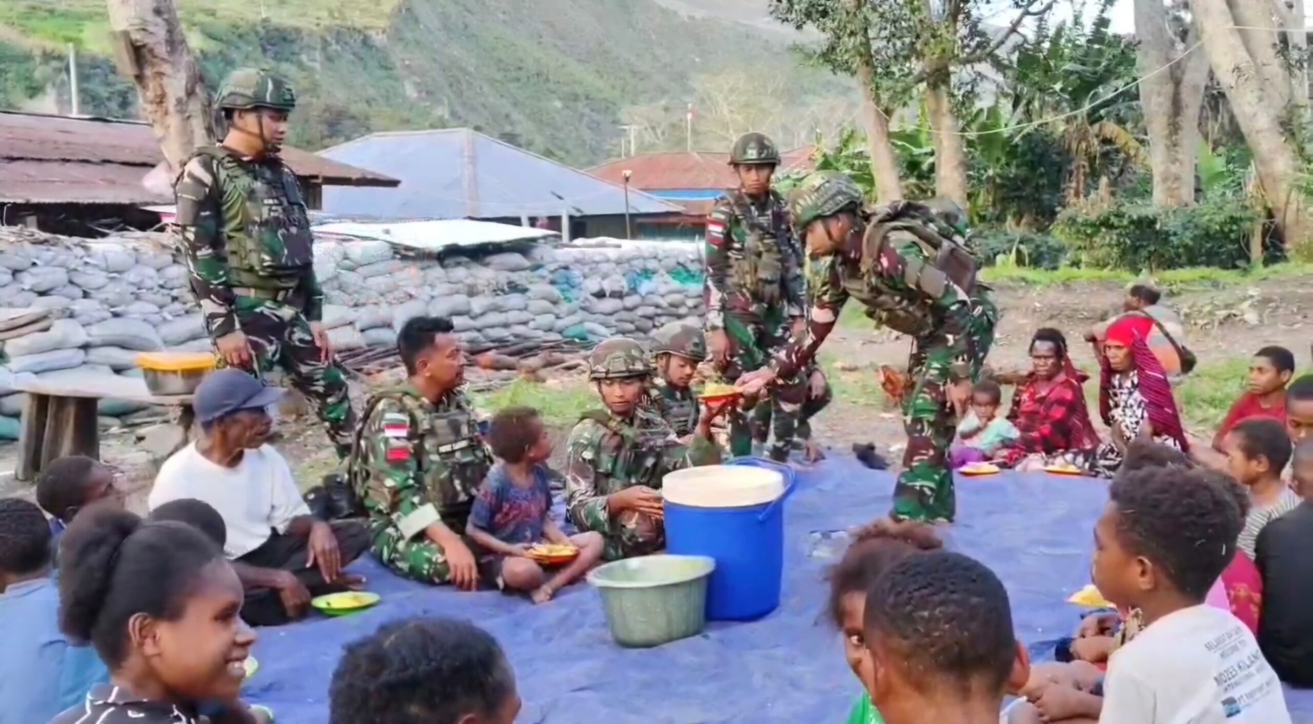 Gaya Hidup Sehat Satgas Yonif 521/DY Gelar Makan  Bersama Di Distrik Kurima