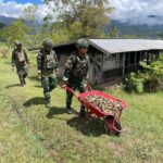 Karya Bhakti Satgas Yonif 521/DY Bersama warga Timbun Lintasan  Pesawat Dengan Batu di Distrik Apalapsili