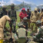 Bersatu Dengan Alam Satgas Yonif 521/DY Bersama Dinas Pertanian Laksanakan  Aksi Tanam Pohon di Distrik Kobakma