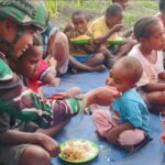 Wujudkan Makan Bergizi Satgas Yonif 521/DY Makan Bersama Anak Papua