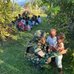 Canda Tawa Anak-anak Papua Bersama Satgas Yonif 521/DY Perkuat Persaudaraan Antara TNI Dan Masyarakat Distrik Apalapsili