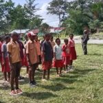 Tumbuhkan Jiwa Nasionalisme dan cinta Tanah Air,Satgas Pamtas RI-PNG Statis Yonif 643/WNS Latihkan SD Inpres Baris-berbaris Dalam Rangka Upacara Bendera