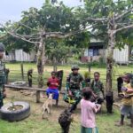 Aksi Bersih Satgas 521/DY Jalin Keakraban Lewat Anjangsana di Distrik Kobakma