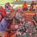 Kebersamaan Dalam Duka Satgas Yonif 521/DY Turut Bela  Sungkawa  di Distrik Kobakma