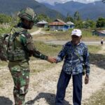 Senyum Sapa Salam Satgas Yonif 521/DY Merebut Hati Masyarakat Dengan Berbagai Kasih