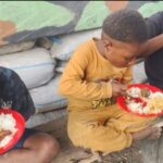 Makan Bergizi, Satgas Yonif 521/DY Pos Kurima,Hangat nya Persaudaraan Bersama Anak Papua Makan Bergizi, Satgas Yonif 521/DY Pos Kurima,Hangat nya Persaudaraan Bersama Anak Papua