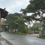 Hujan di pagi hari, para pekerja harus hati-hati.